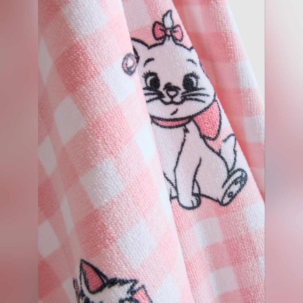 Disney's Marie The Aristocats beach towel with a checkerboard Pink PRIMARK